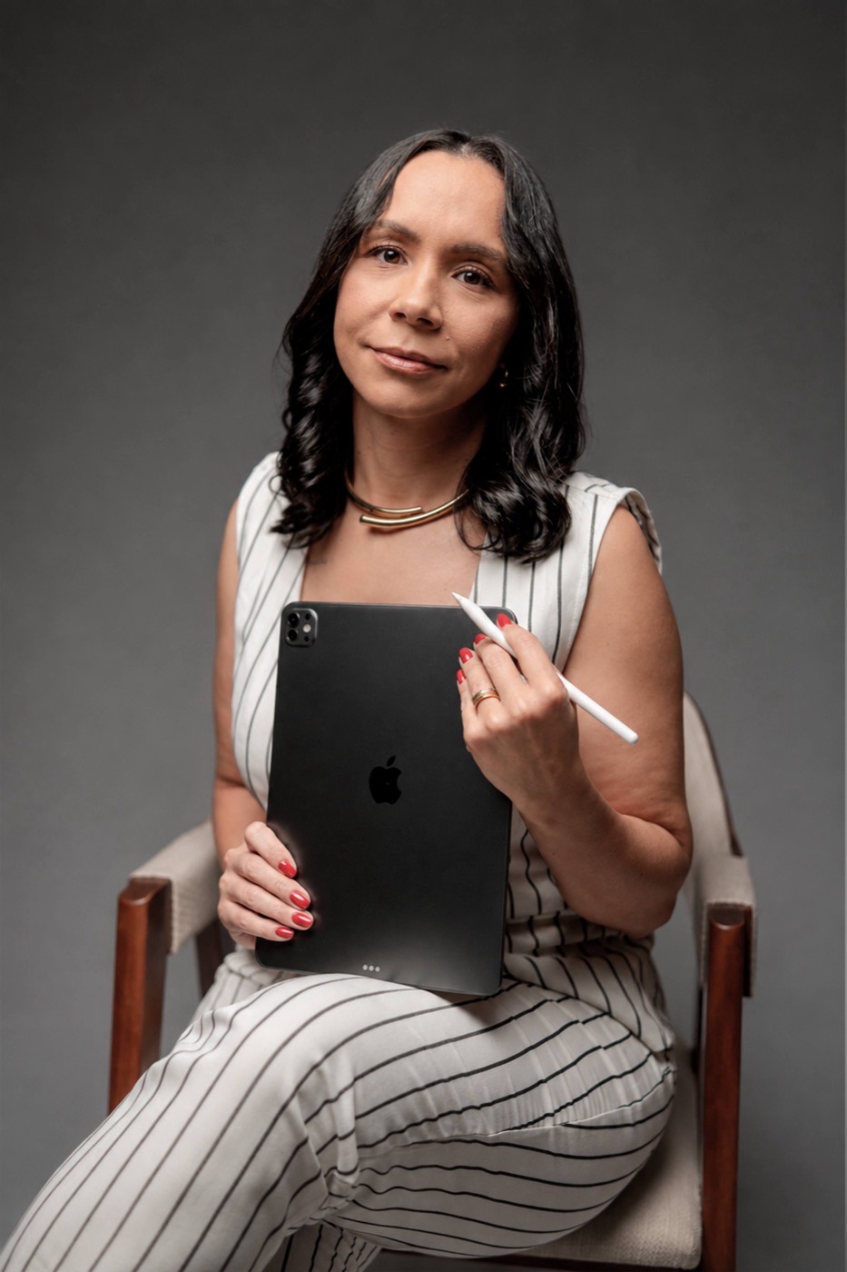 Thaiza Gonçalves analisando dados financeiros